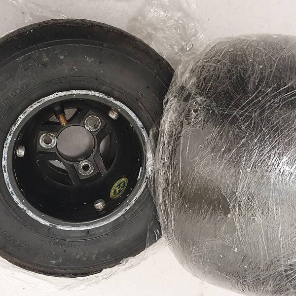 2 Kartfelgen mit Pneu Vega weiss