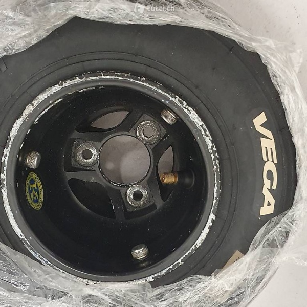 2 Kartfelgen mit Pneu Vega weiss